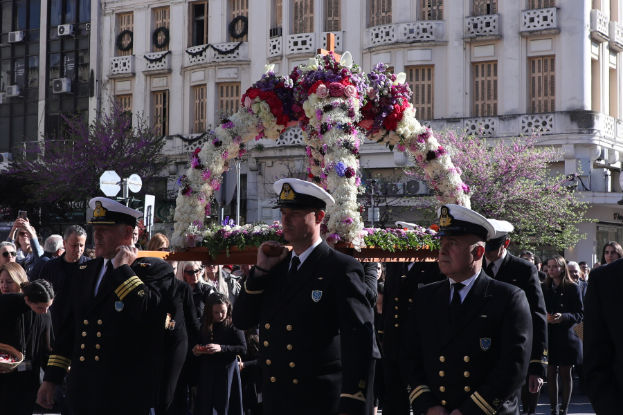 Θεσσαλονίκη: Σε κλίμα κατάνυξης και θρησκευτικής ευλάβειας η περιφορά του Επιταφίου του Αγίου Μηνά (Εικόνες)
