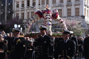 Θεσσαλονίκη: Σε κλίμα κατάνυξης και θρησκευτικής ευλάβειας η περιφορά του Επιταφίου του Αγίου Μηνά (Εικόνες)
