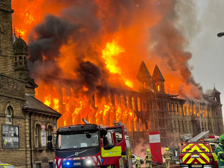 Φωτιά κατακαίει το ιστορικό κτίριο Dalton Mills όπου γυρίζεται το Peaky Blinders (βίντεο)