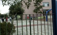 Βόλος: Πήρε αποβολή ο γιος, μπούκαραν σχολείο για να ζητήσουν εξηγήσεις και...έφαγαν μήνυση