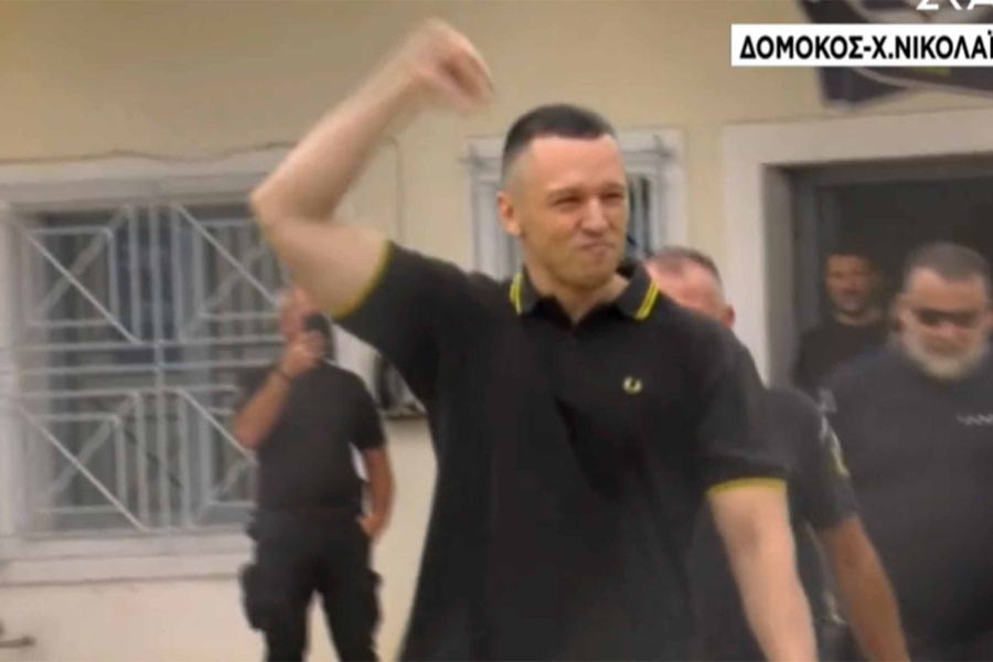 Αποφυλακίστηκε ο Κασιδιάρης: Δεκάδες υποστηρικτές του έξω από τις φυλακές Δομοκού