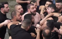 Εικόνες ντροπής στη Φλώρινα: Πιάστηκαν στα χέρια για τον Σταυρό μπροστά στον Δένδια (βίντεο)