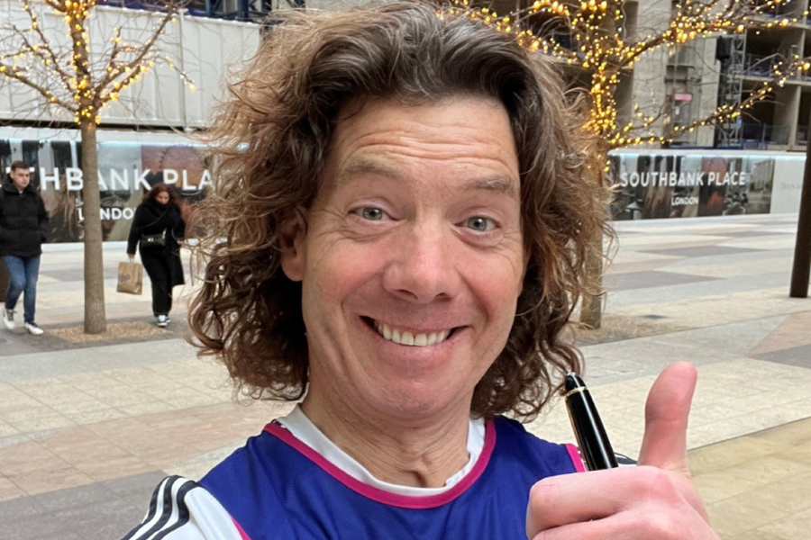 Έτρεξε στον μαραθώνιο του Λονδίνου δοκιμάζοντας 25 κρασιά στη διαδρομή και τερμάτισε