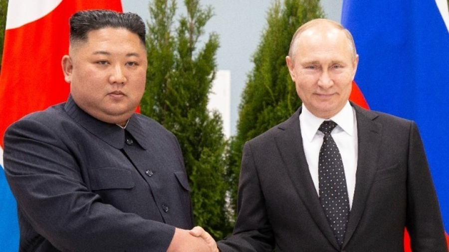 «Χαίρομαι που σας βλέπω», οι θερμοί χαιρετισμοί Πούτιν - Κιμ Γιονγκ Ουν