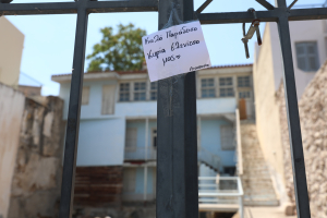Συγκλονίζει η αγάπη του κόσμου για τη Μάρω Κοντού - Λουλούδια και σημειώματα στην «οικία Κοκοβίκου» (Εικόνες - Βίντεο)