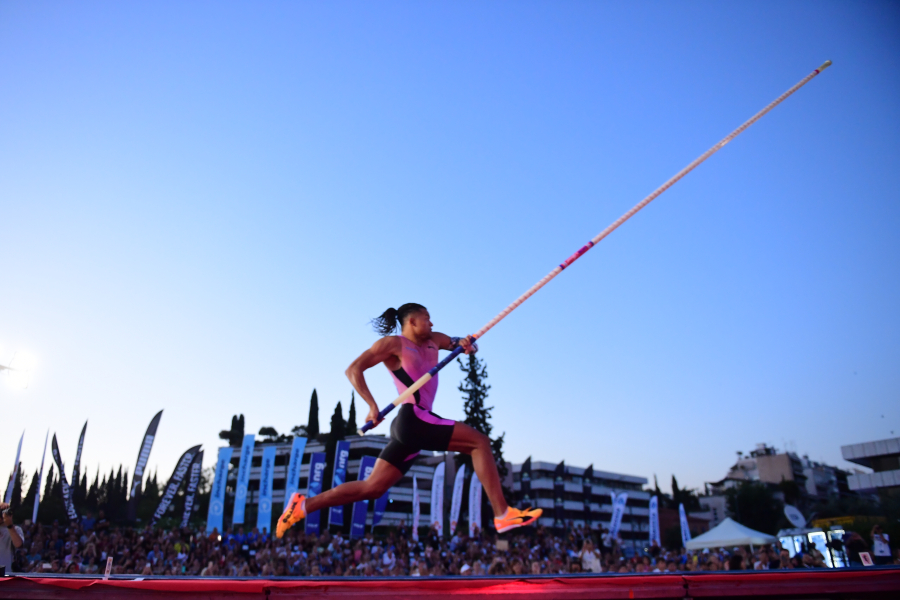 Εμμανουήλ Καραλής: «Πέταξε» στα 6.00 μ. και έκανε νέο ρεκόρ αγώνων