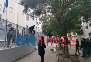 Νέα σοβαρά επεισόδια στο ΕΠΑΛ Σταυρούπολης: Μολότοφ, πέτρες, ξύλο και χημικά - Ποιος ο ρόλος της Χρυσής Αυγής (βίντεο)