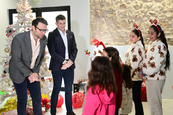 Τα πειράγματα Κασσελάκη σε παιδάκι που του είπε τα κάλαντα - «Εσύ είσαι ψηφοφόρος του Μητσοτάκη»