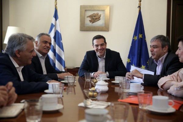 Οριστική λύση για μονιμοποίηση των συμβασιούχων εξήγγειλε ο Τσίπρας