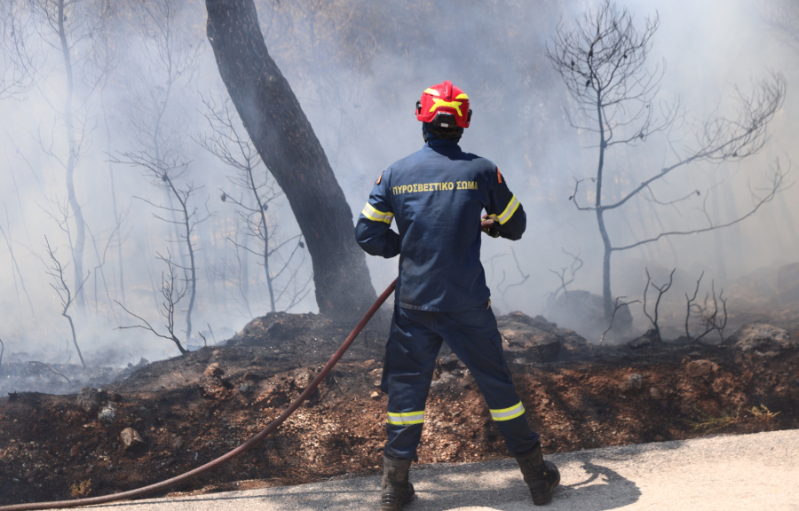 Φωτιά τώρα στον Κουβαρά Αττικής