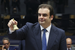 Πιερρακάκης: Παράταση στα κίνητρα για τα plug-in υβριδικά, στήριξη σε δανειολήπτες και στόχος η αυτοδυναμία
