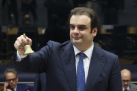 Πιερρακάκης: Παράταση στα κίνητρα για τα plug-in υβριδικά, στήριξη σε δανειολήπτες και στόχος η αυτοδυναμία