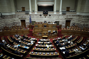 Ψηφίζεται στην Ολομέλεια το διυπουργικό νομοσχέδιο - Ονομαστικές ψηφοφορίες για επίμαχα άρθρα ζητούν ΣΥΡΙΖΑ και ΚΚΕ - Μάχη Μητσοτάκη - Τσίπρα σήμερα στη Βουλή
