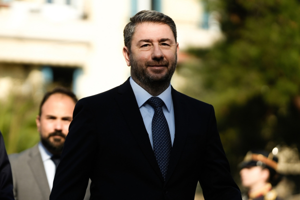 Το ΠΑΣΟΚ κοιτάζει αριστερά