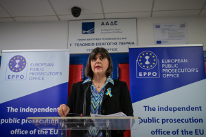 Η κυβέρνηση κάνει βήματα πίσω για το ασυμβίβαστο - Στο στόχαστρο η Κοβέσι