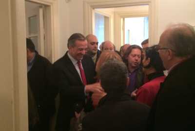 Πλήθος κόσμου στο γραφείο του Αντώνη Σαμαρά για τα χρόνια πολλά!