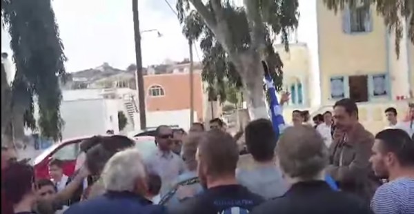 Εικόνες ντροπής από Χρυσαυγίτες σε παρέλαση - ΥΠΠΕΘ: Θρασύβουλες πράξεις πατριδοκαπηλίας