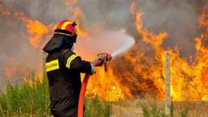 Σε εξέλιξη οι πυρκαγιές σε Πόρτο Λάφια Ευβοίας και Μέγαρα