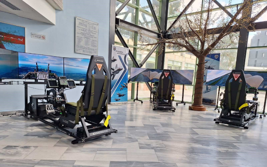 Παλαιό Φάληρο: Προσομοιωτές πτήσης F-16 στο δημαρχείο, έως την Κυριακή (Εικόνες και Βίντεο)