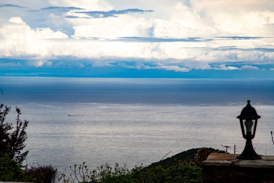 Καιρός σήμερα: Τοπικές νεφώσεις από το μεσημέρι και θερμοκρασίες έως 35 βαθμούς