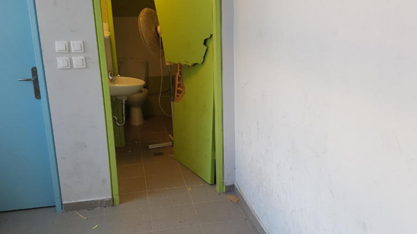 Βανδάλισαν το Γυμνάσιο Καρέα - Έσπασαν πόρτες και παράθυρα με πυροσβεστήρες