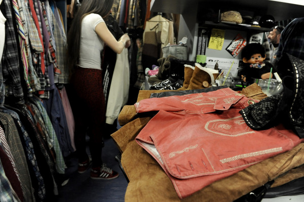 Πάτρα: Έκαναν «ποδαρικό» και πήραν ...110 μπουφάν