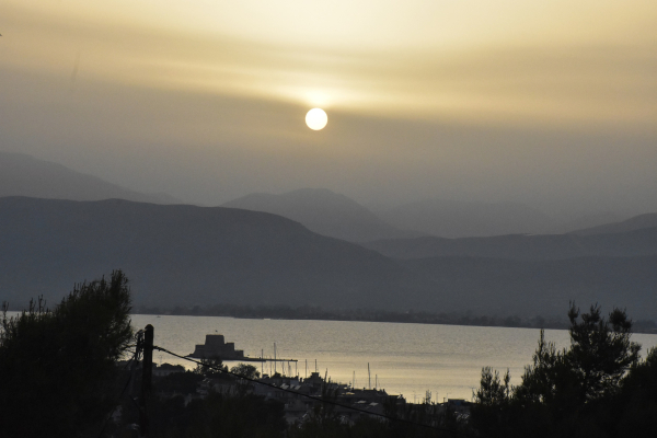 Καιρός: Λασποβροχές και ζέστη αύριο, πότε υποχωρεί η αφρικανική σκόνη