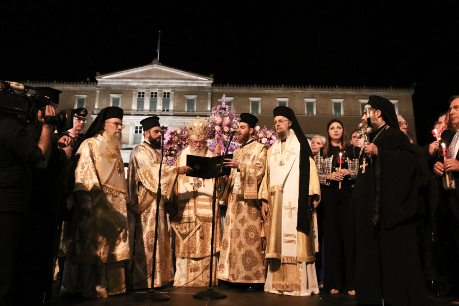 Μεγάλη Παρασκευή: Η περιφορά του Επιταφίου στο Σύνταγμα και η δέηση για τα Τέμπη