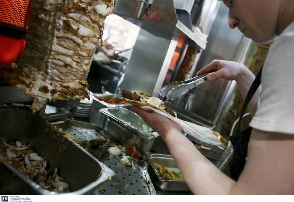 «Καμπάνα» σε ψητοπωλείο που λειτουργούσε με πελάτες παράνομα