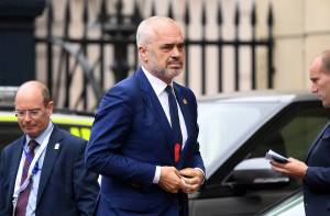 Έντι Ράμα: Έως την Πέμπτη θα τοποθετηθούν ξανά οι ελληνικές πινακίδες - Γραφειοκρατικοί οι λόγοι αφαίρεσης τους