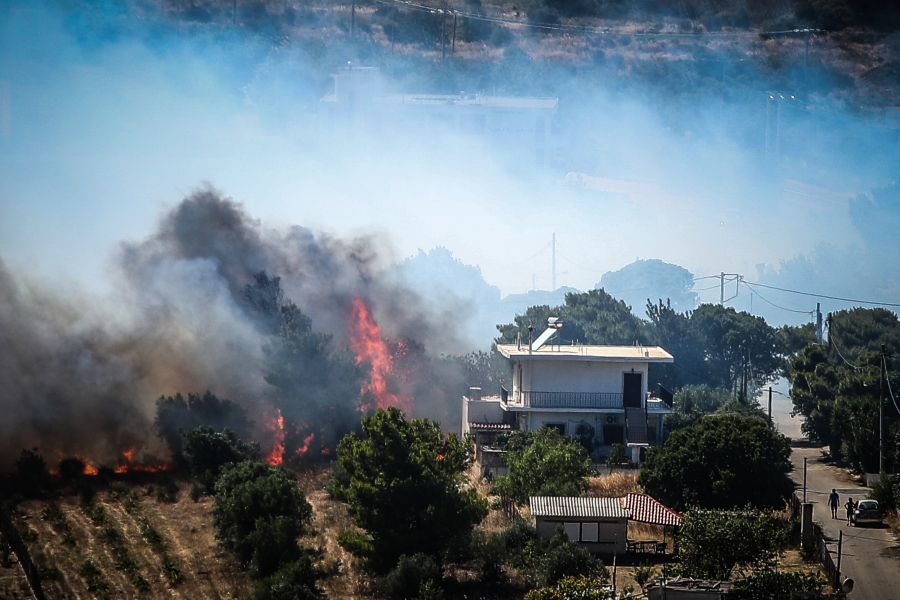 «Η φωτιά μπήκε στο σπίτι, φύγαμε τελευταία στιγμή»: Μαρτυρία πυρόπληκτης στα Σπάτα