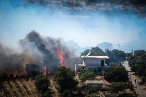 «Η φωτιά μπήκε στο σπίτι, φύγαμε τελευταία στιγμή»: Μαρτυρία πυρόπληκτης στα Σπάτα