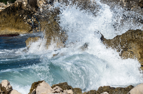 Αλλάζει ο καιρός: Θυελλώδεις άνεμοι στο Αιγαίο και συναγερμός για φωτιά στην Αττική