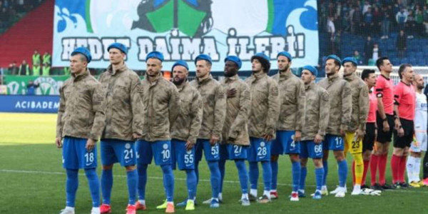 Απίστευτο: Με στολές παραλλαγής παίκτες τουρκικής ομάδας κόντρα σε ομάδα που παίζουν Έλληνες