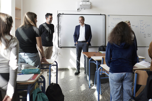 Επίσκεψη Μητσοτάκη σε Γυμνάσιο του Ασπροπύργου: «Αξιοποιούμε όλα τα εργαλεία για την ανάταξη των σχολικών υποδομών»