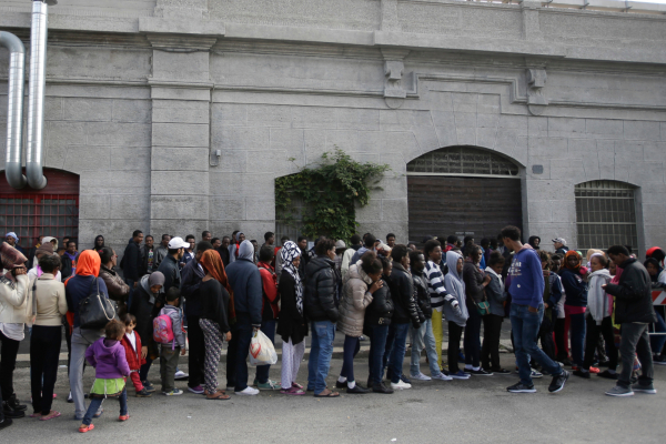 Ακροδεξιά «στροφή» στην Ευρώπη: «Ναι» σε κέντρα επιστροφής μεταναστών εκτός ΕΕ με ταχείες απελάσεις