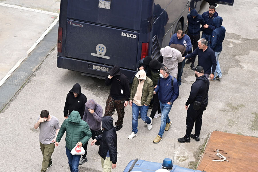 ΟΠΕΚΕΠΕ: Ελεύθερη με περιοριστικούς όρους η… μαρίδα των 11 - Εισέπρατταν ποσά έως 1.000 ευρώ