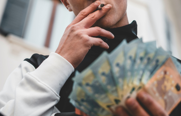 Ένας εργατικός 16χρονος δεν δίνει στον πατέρα του εβδομαδιαίως 50 δολάρια που μαζεύει από την πρώτη του δουλειά και εξηγεί τον λόγο