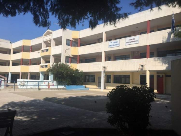 Εξωσχολικός ξυλοκόπησε 15χρονο σε σχολείο στην Καλλιθέα