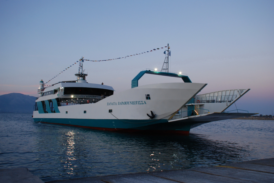 Φέρι μποτ έπεσε σε ξέρα στα Νέα Στύρα – Έντρομοι οι επιβάτες απομακρύνονται με βάρκες (Βίντεο)