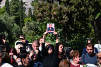 Συγκίνηση στη Νίκαια για τον Γιώργο Μαζωνάκη - Πλήθος κόσμου στο πλευρό της οικογένειάς του (Εικόνες - Βίντεο)