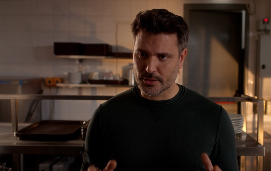 «HOTΕΛ ΕΛVIRA»: Ο εκπρόσωπος της Raptor φθάνει στο νησί και ζητά εξηγήσεις από τον Χάρι