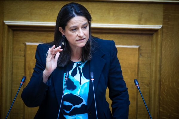 Κεραμέως: Καταργείται η περικοπή των συντάξεων χηρείας μετά την πάροδο τριετίας