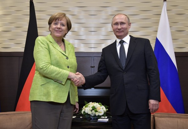 Το ουκρανικό κυριάρχησε στη συνάντηση Μέρκελ και Πούτιν