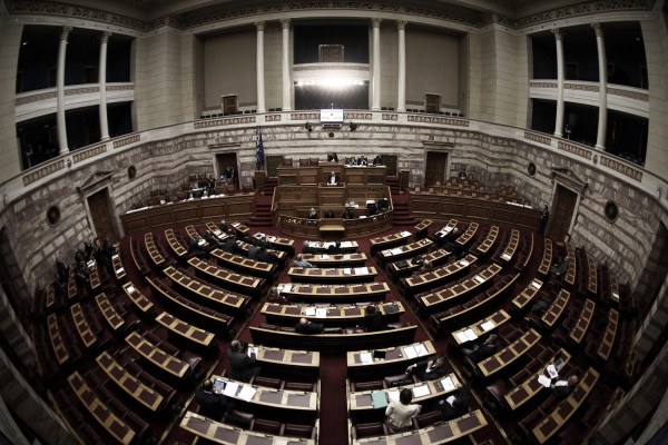 Βουλή: Υπερψηφίστηκε η τροπολογία για ασυμβίβαστο υποψήφιων ευρωβουλευτών