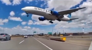 Αεροσκάφος της United Airlines συγκρούεται με φορτηγό (Βίντεο)