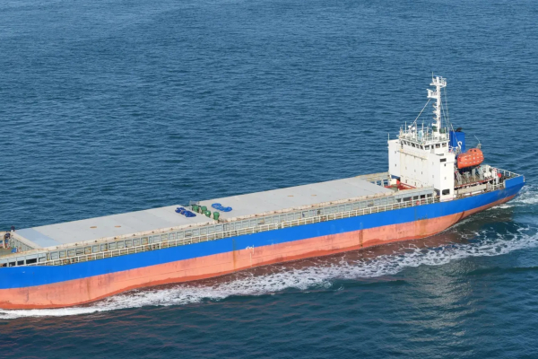 Βυθίζεται πλοίο που είχε προσαράξει κοντά στη Σητεία