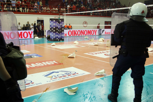 Αγριο ξύλο οπαδών του Ολυμπιακού με τα ΜΑΤ πριν τον αγώνα βόλεϊ με τον Παναθηναϊκό