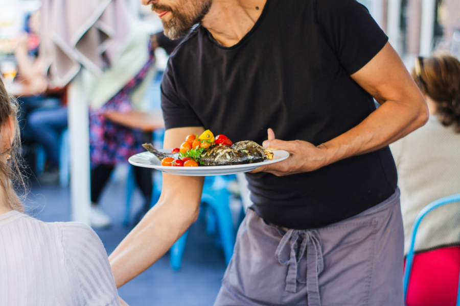 Επιθεώρηση εργασίας: 1.137 έλεγχοι και 4,55 εκατ. ευρώ πρόστιμα στον τομέα της εστίασης