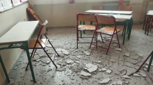 «Έπεσε το ταβάνι της τάξης και καλούν σε απολογία 22 δασκάλους» – Σάλος στο 1ο Δημοτικό Πόρτο Ράφτη